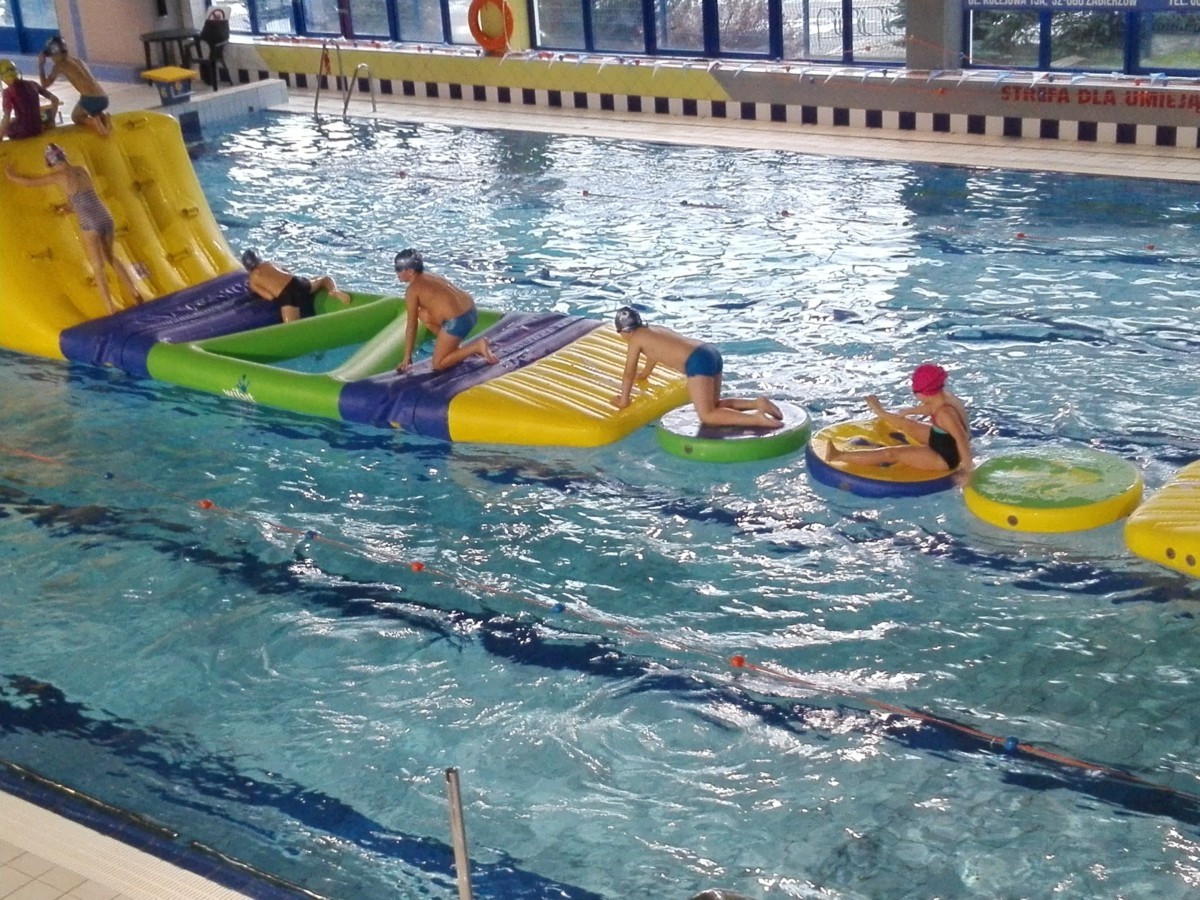 Ośrodek Sportowo Rekreacyjny w Zabierzowie Mikołajkowa niespodzianka dla dzieci na pływalni OSR Zabierzów 